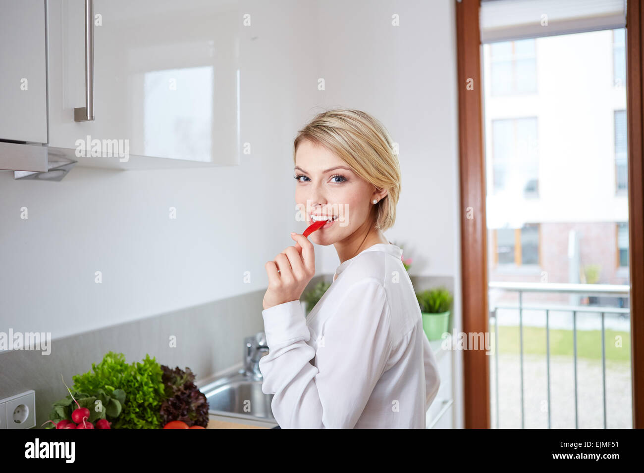 Frau zeigt Scheiben Paprika Stockfoto