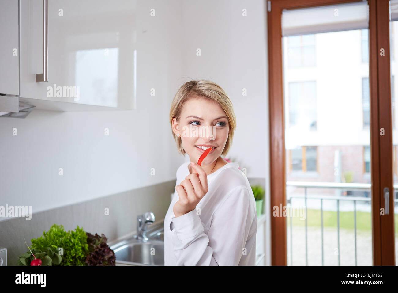 Frau zeigt Scheiben Paprika Stockfoto