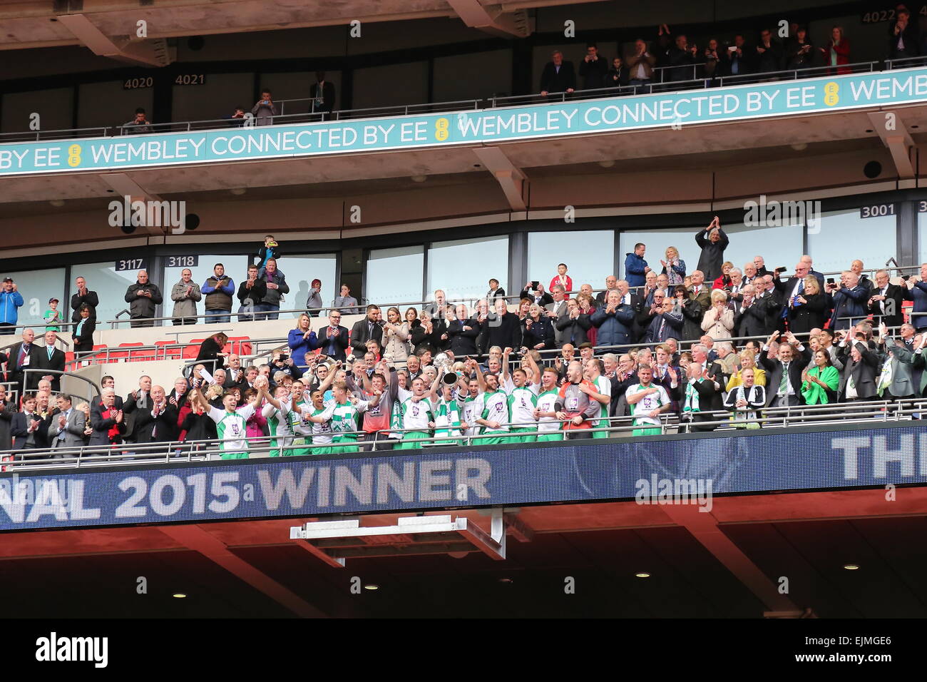 London, UK. 29. März 2015. Heben Sie 2015 FA Carlsberg Trophy North Ferriby United im Wembley-Stadion nach dem Spiel gegen Wrexham im Elfmeterschießen, nachdem das Spiel endete 3: 3 nach Verlängerung. Bildnachweis: Simon Newbury/Alamy Live-Nachrichten Stockfoto