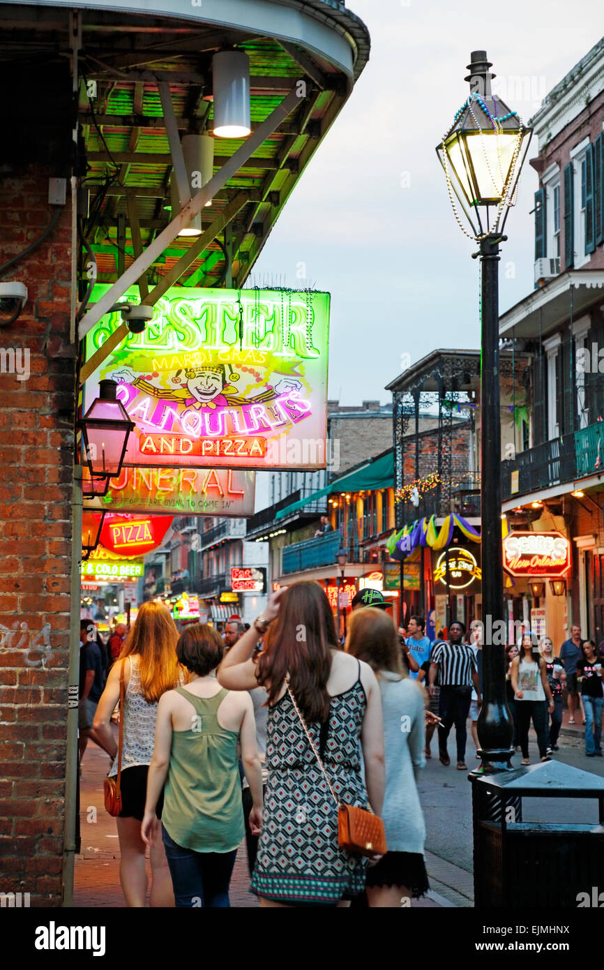 New Orleans, French Quarter, Bourbon Street. Menschen und Neon-Schilder. Stockfoto