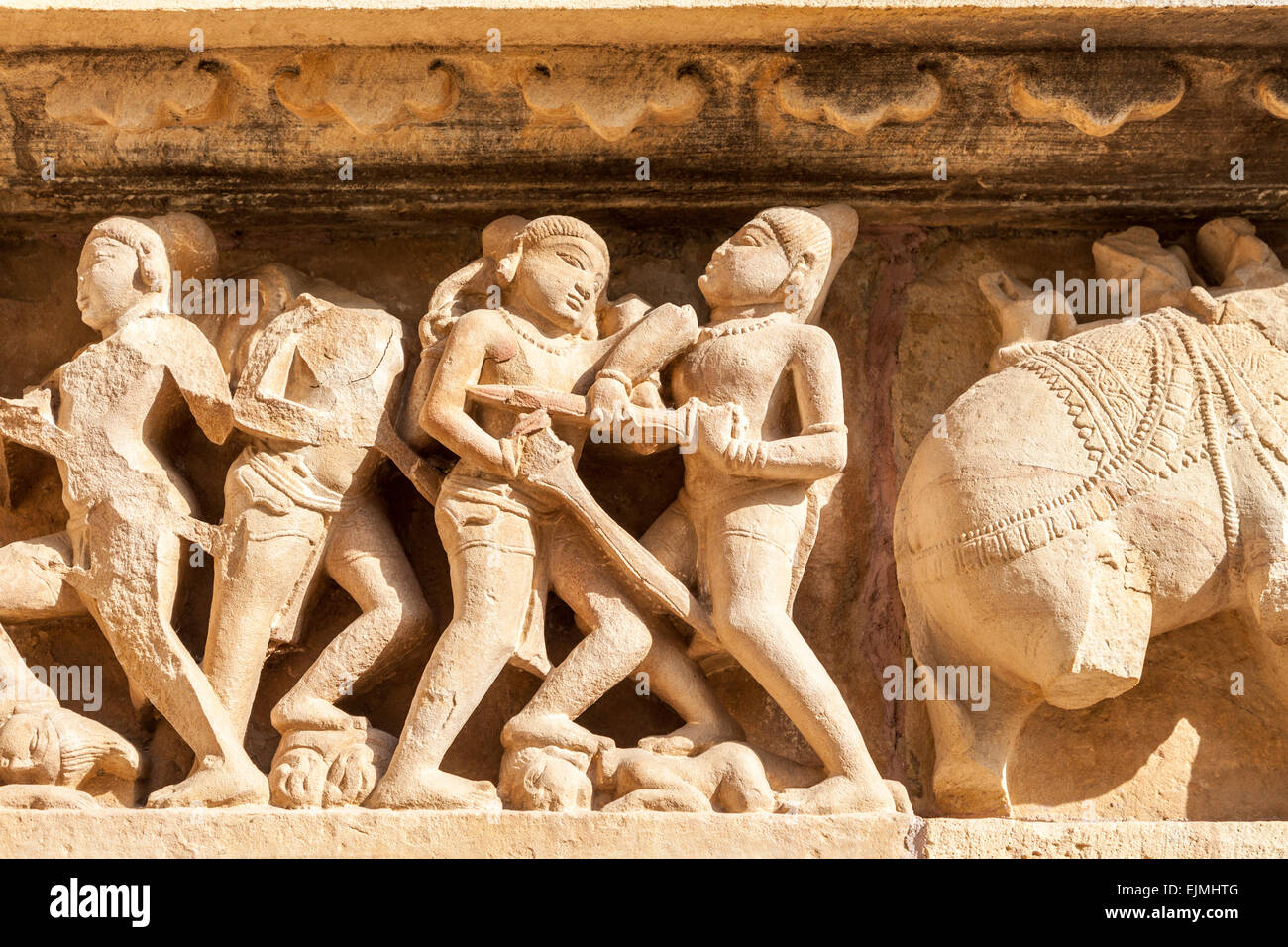 Schnitzereien in einem Hindu-Tempel in der westlichen Gruppe in Khajuraho, Madhya Pradesh, Indien Darstellung kämpfenden Krieger Stockfoto