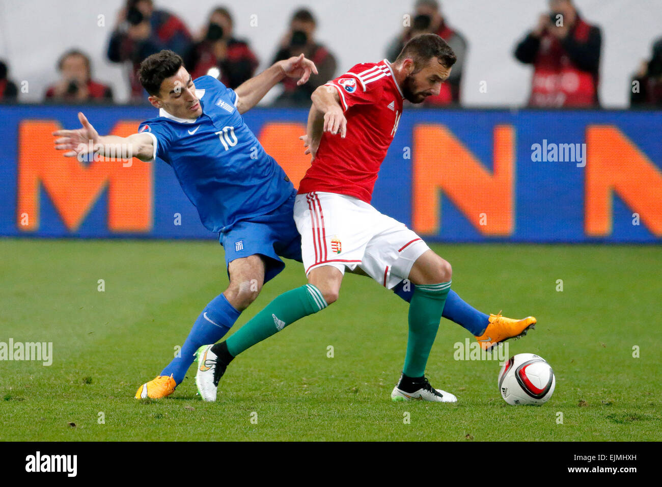 Budapest, Ungarn. 29. März 2015. Duell zwischen ungarischen Attila Fiola (l) und griechischen Lazaros Christodoulopoulos während Ungarn vs. Griechenland UEFA Euro 2016 Qualifizierer Fußballspiels in Groupama Arena. Bildnachweis: Laszlo Szirtesi/Alamy Live-Nachrichten Stockfoto