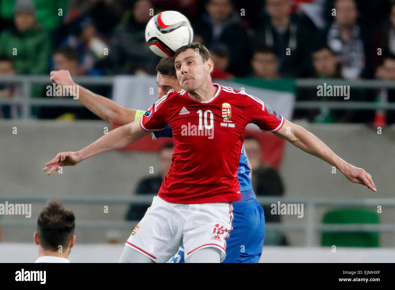 Budapest, Ungarn. 29. März 2015. Luft-Schlacht zwischen Ungarn Zoltan Gera (10) und griechischen Vasilis Torosidis während Ungarn vs. Griechenland UEFA Euro 2016 Qualifizierer Fußballspiels in Groupama Arena. Bildnachweis: Laszlo Szirtesi/Alamy Live-Nachrichten Stockfoto