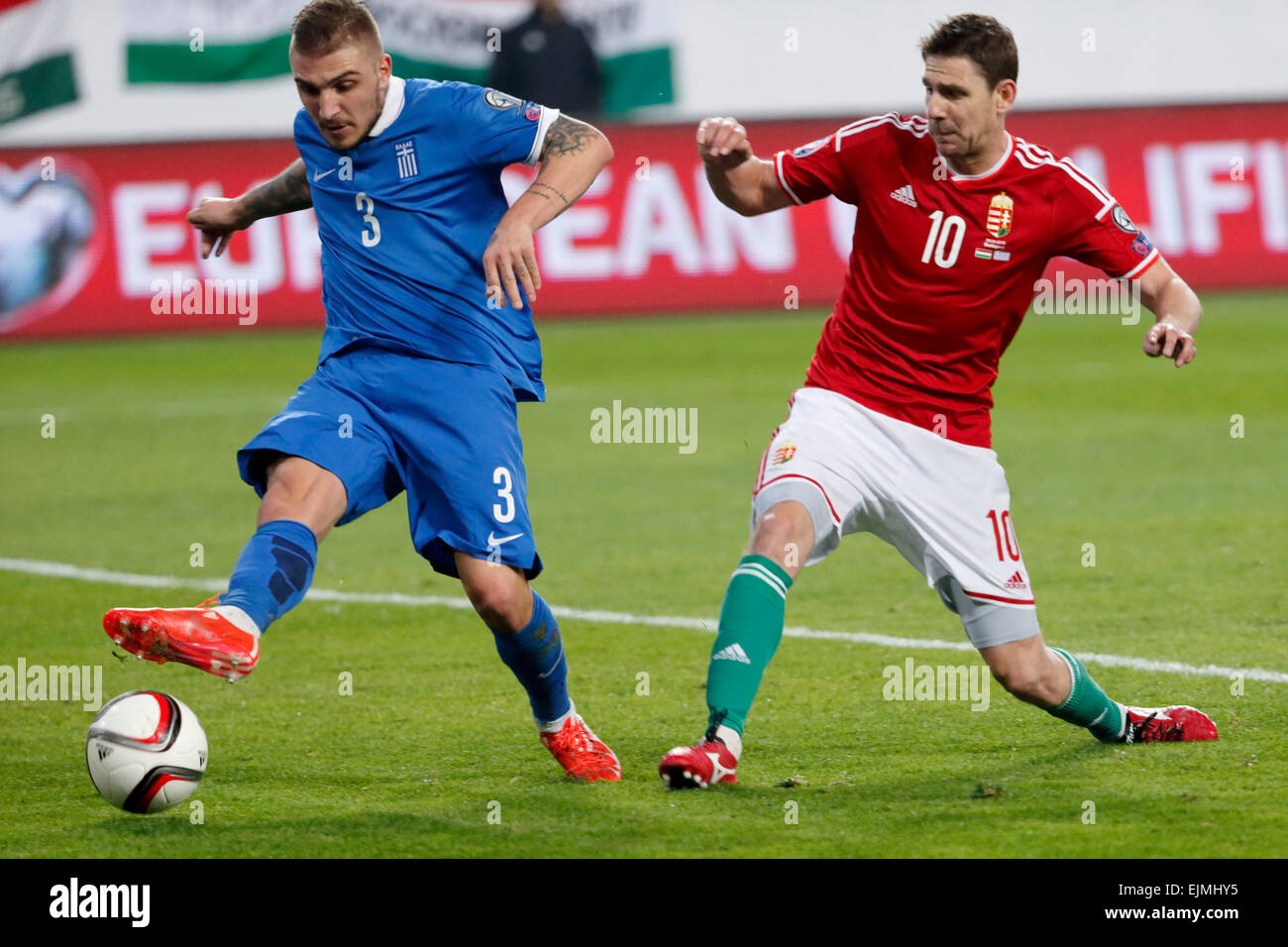 Budapest, Ungarn. 29. März 2015. Griechischen Kostas Stafylidis bezieht sich auf den Ball aus Ungarn Zoltan Gera (R) im Ungarn vs. Griechenland UEFA Euro 2016 Qualifizierer Fußballspiel in Groupama Arena. Bildnachweis: Laszlo Szirtesi/Alamy Live-Nachrichten Stockfoto