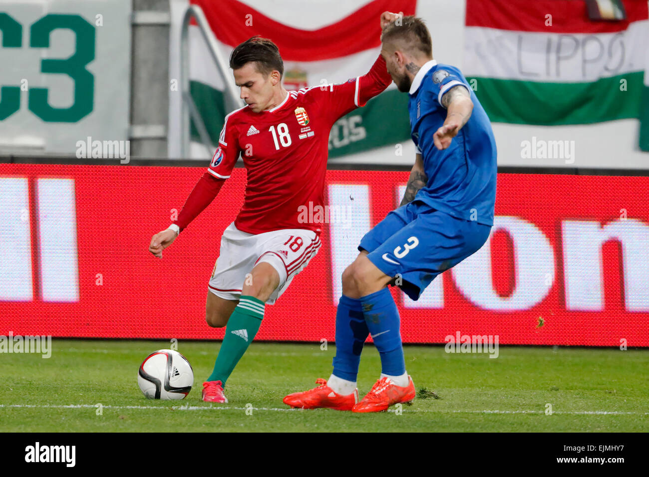 Budapest, Ungarn. 29. März 2015. Ungarische Zoltan Stieber (l) überquert den Ball neben griechisch Kostas Stafylidis während Ungarn vs. Griechenland UEFA Euro 2016 Qualifizierer Fußballspiels in Groupama Arena. Bildnachweis: Laszlo Szirtesi/Alamy Live-Nachrichten Stockfoto