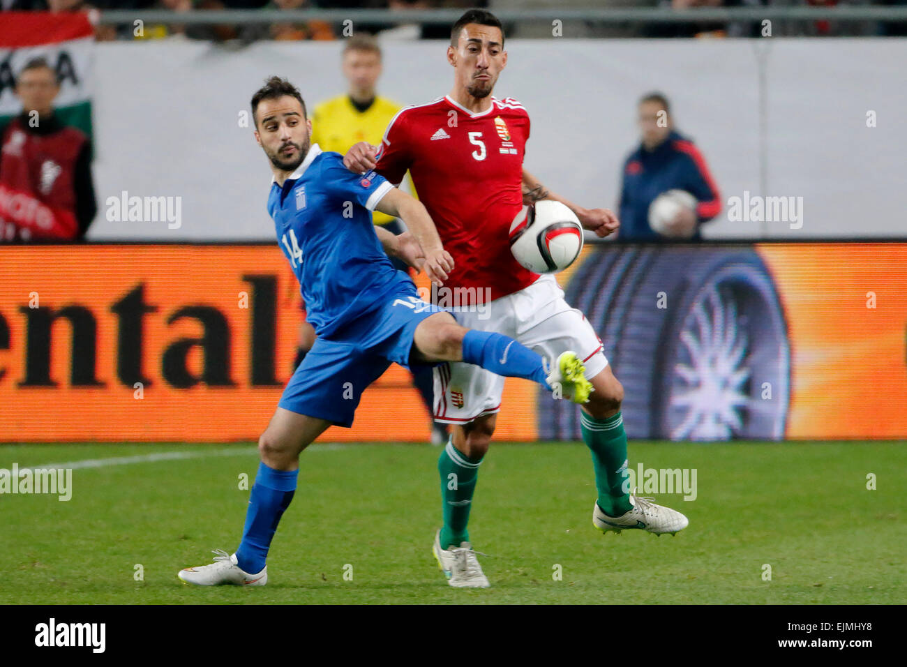 Budapest, Ungarn. 29. März 2015. Duell zwischen Hungarian Leandro (r) und griechischen Giannis Fetfatzidis während Ungarn vs. Griechenland UEFA Euro 2016 Qualifizierer Fußballspiels in Groupama Arena. Bildnachweis: Laszlo Szirtesi/Alamy Live-Nachrichten Stockfoto