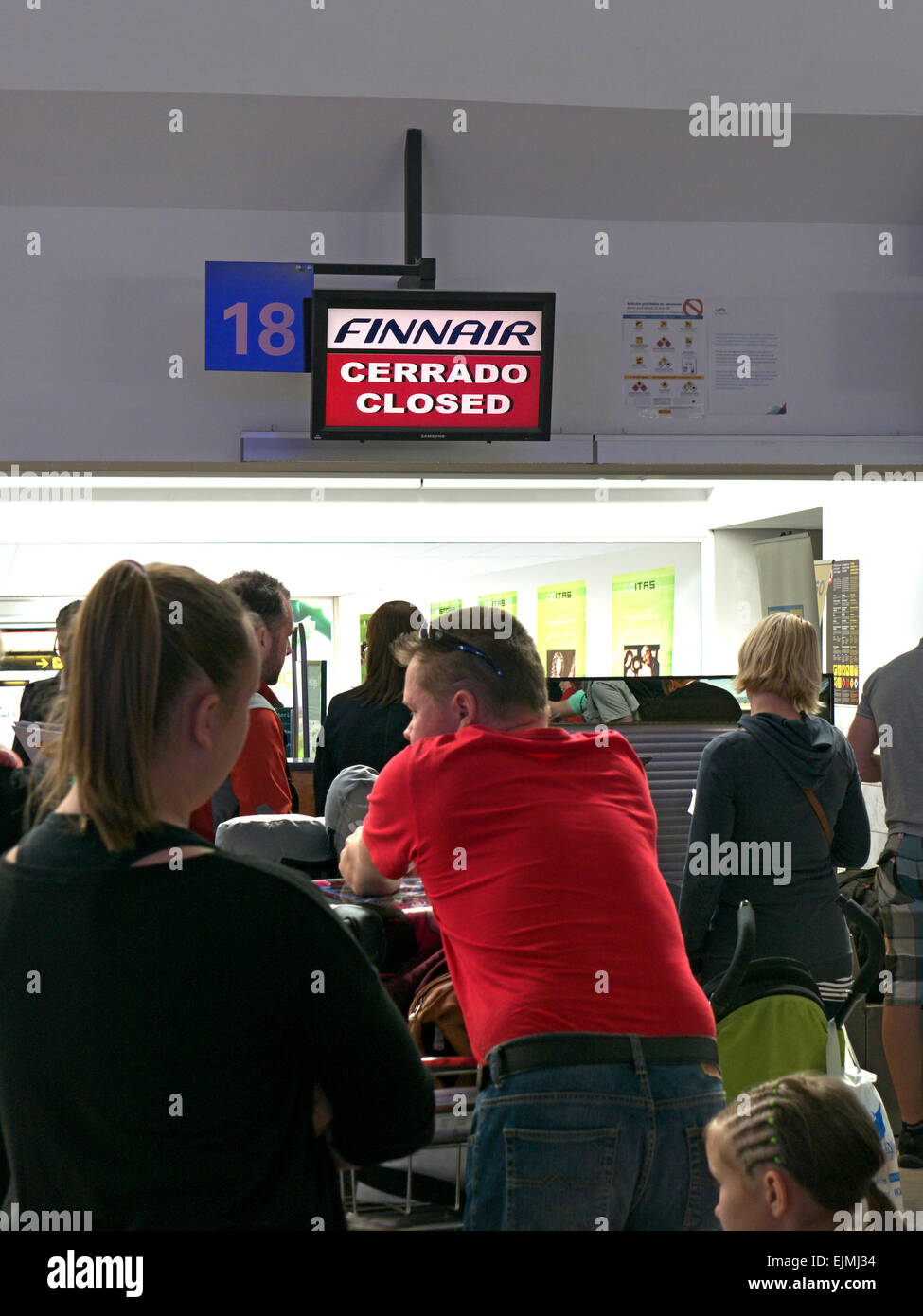 Warteschlange der frustrierte Fluggäste und Gepäck warten am Flughafen Halle beim geschlossenen Check-in Stockfoto