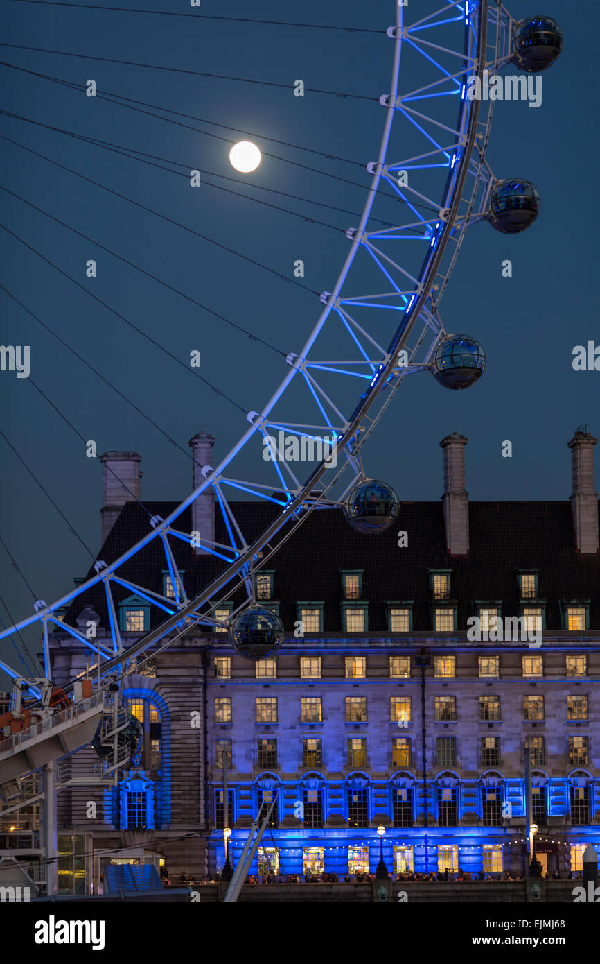 London Eye in der Nacht mit Mond und Lichter, London Stockfoto