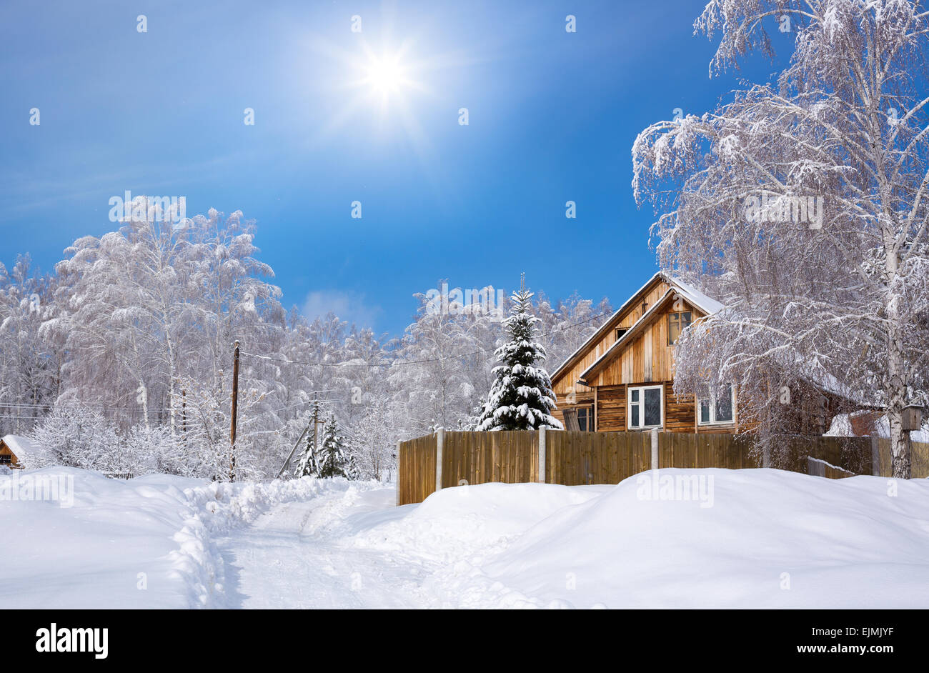 Sibirischen Holzhaus im Winterschnee Stockfoto