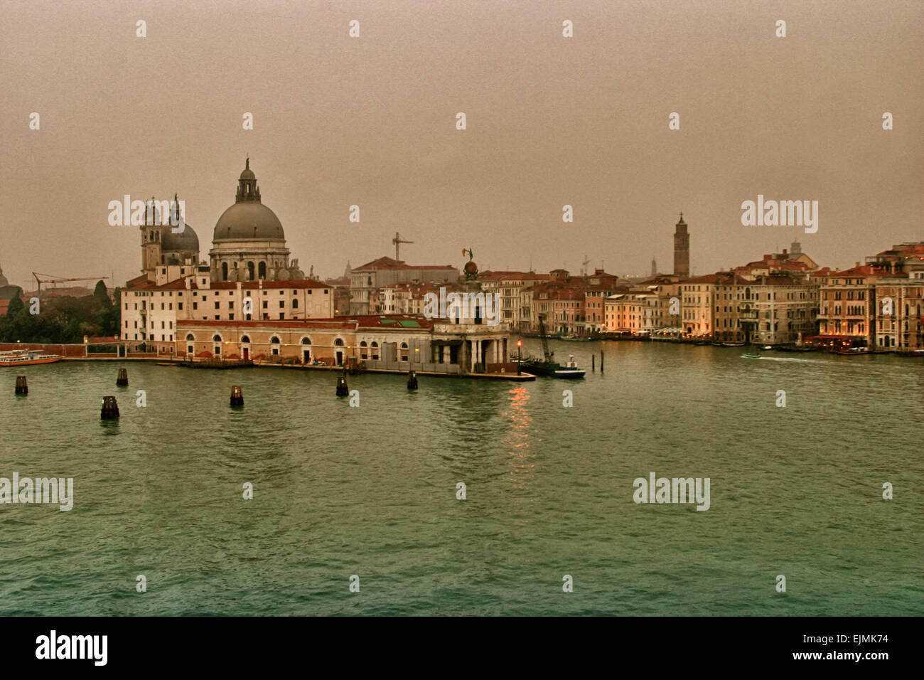 Venedig, Provinz Venedig, Italien. 6. Oktober 2004. In der Abenddämmerung, Sinnbild für die Stadt Venedig und ihre Skyline ist im 17. Jahrhundert Barock gewölbt, Santa Maria della Salute, eine berühmte römisch-katholische Kirche und Basilika steht auf dem schmalen Finger der Punta della Dogana, zwischen Canal Grande und dem Canale della Giudecca, am Becken von St. Markus (Bacino di San Marco) bewachen den Eingang zum Canal Grande. Venedig gehört zu den beliebtesten internationalen Reisezielen. © Arnold Drapkin/ZUMA Draht/Alamy Live-Nachrichten Stockfoto