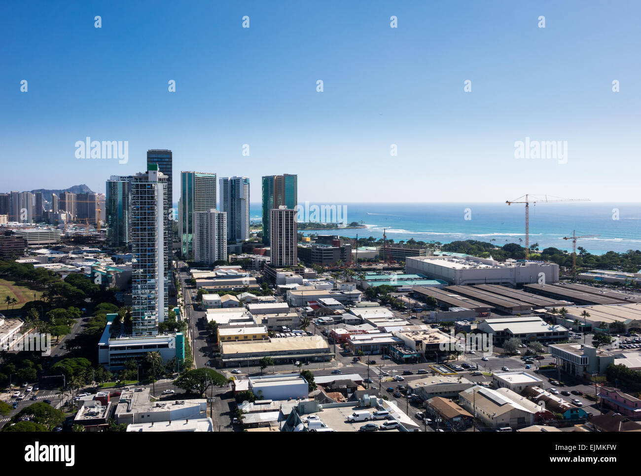 Blick auf Waikiki zeigt neue Eigentumswohnungen im Bau wie der Stadt Honolulu auf Oahu, Hawaii erweitert Stockfoto