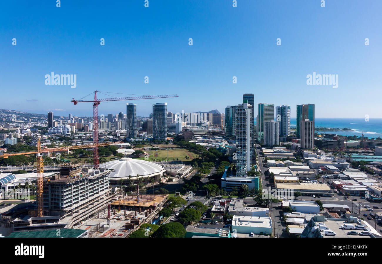 Blick auf Waikiki zeigt neue Eigentumswohnungen im Bau wie der Stadt Honolulu auf Oahu, Hawaii erweitert Stockfoto