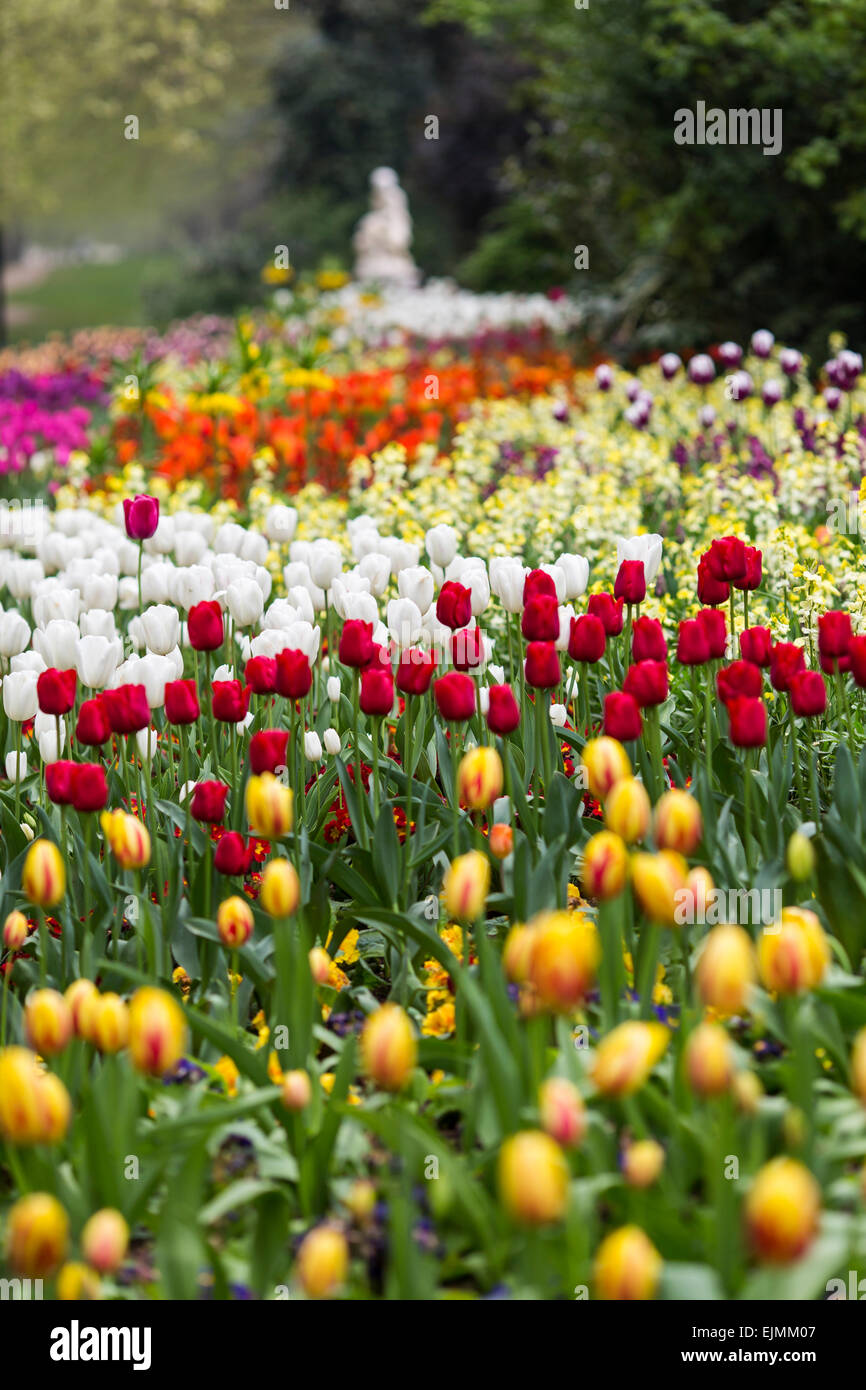 Trinkbrunnen Statue und Tulpen, St. James Park, London Stockfoto