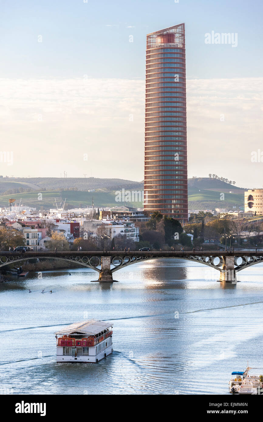 Torre Cajasol Turm Sevilla Spanien Büro Hochhaus Hochhaus am Fluss Guadalquivir mit Brücke Puente de Isabel II Stockfoto