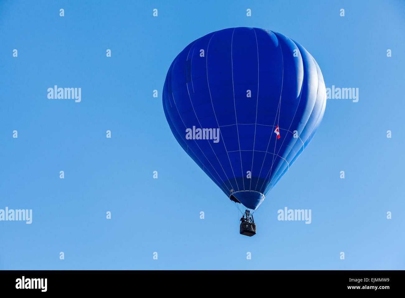 blauen Ballon schwebt in den klaren blauen Himmel. Stockfoto