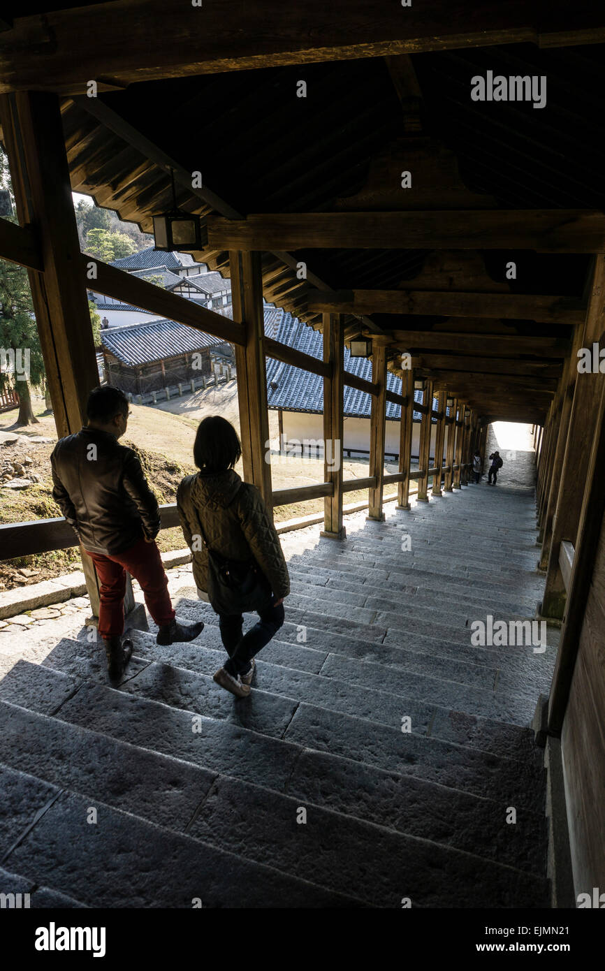 Sehen Sie unten eine Steintreppe in Nigatsu-Do Hall im Todaiji Tempel, Nara, Japan an einem sonnigen Frühlingstag. Stockfoto