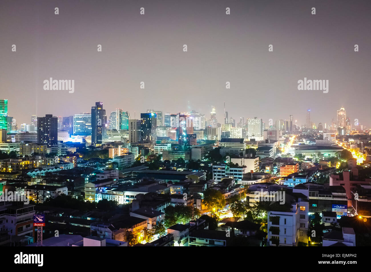 Die Skyline von Bangkok ist in der Nacht von einem Turm in Sukhumvit gesehen. Bangkok, Thailand. Stockfoto