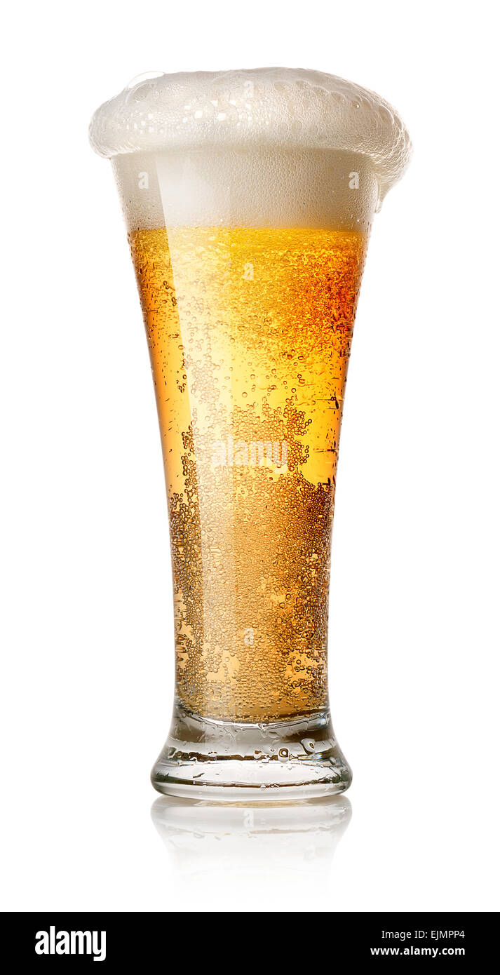 Helles Bier in einem Glas isoliert auf weiss Stockfoto