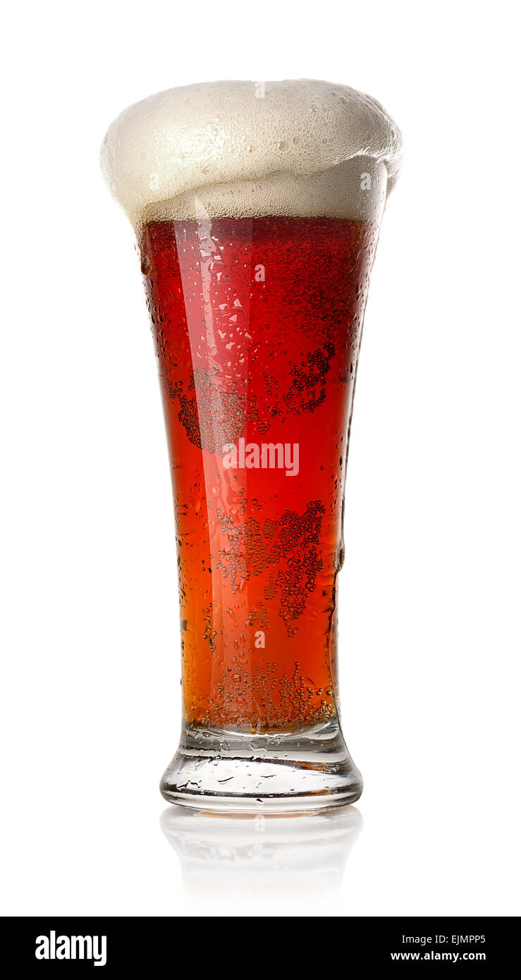 Rotes Bier in einem Glas isoliert auf weiss Stockfoto