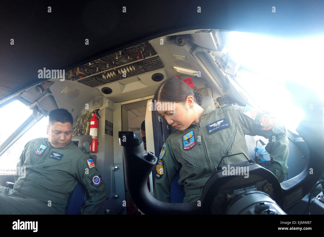 Pasay City, Philippinen. 30. März 2015. Piloten aus der philippinischen Luftwaffe (PAF) nehmen Sie Platz im Cockpit eines neu erworbenen 295 Medium heben Fixed-Wing Flugzeugs auf Villamor Air Base in Pasay City, Philippinen, 30. März 2015. Die Philippinen kaufte drei c-295 Flugzeuge aus Spanien, kann jeweils 71 Passagiere, 50 Fallschirmjäger, oder bis zu 20.000 lbs der Ladung. © Rouelle Umali/Xinhua/Alamy Live-Nachrichten Stockfoto