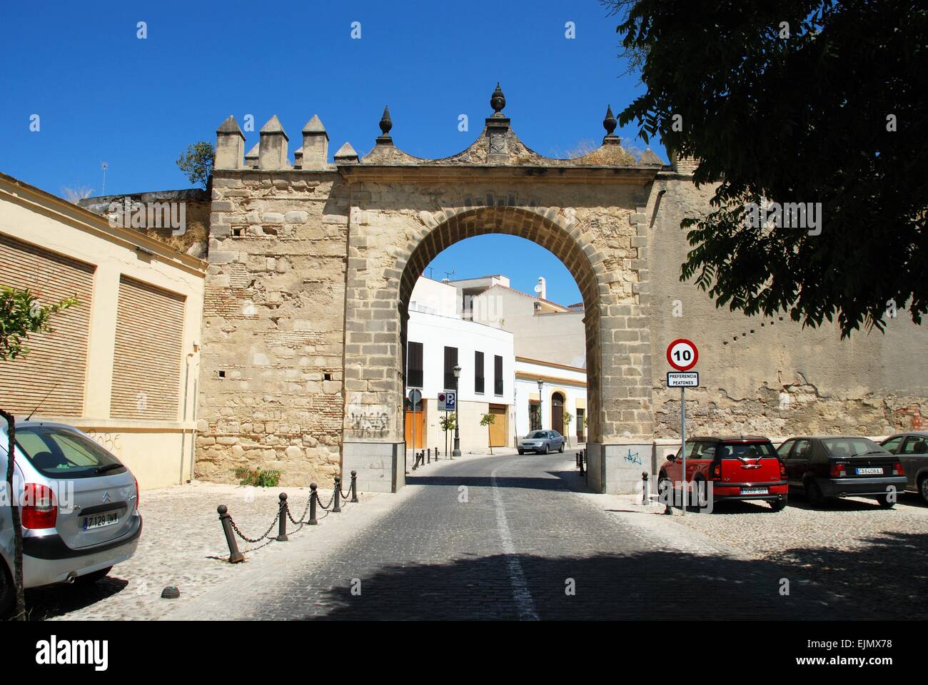 Blick auf das Stadttor (Puerta del Arroyo) in die Stadt Jerez De La Frontera, Provinz Cadiz, Andalusien, Spanien. Stockfoto