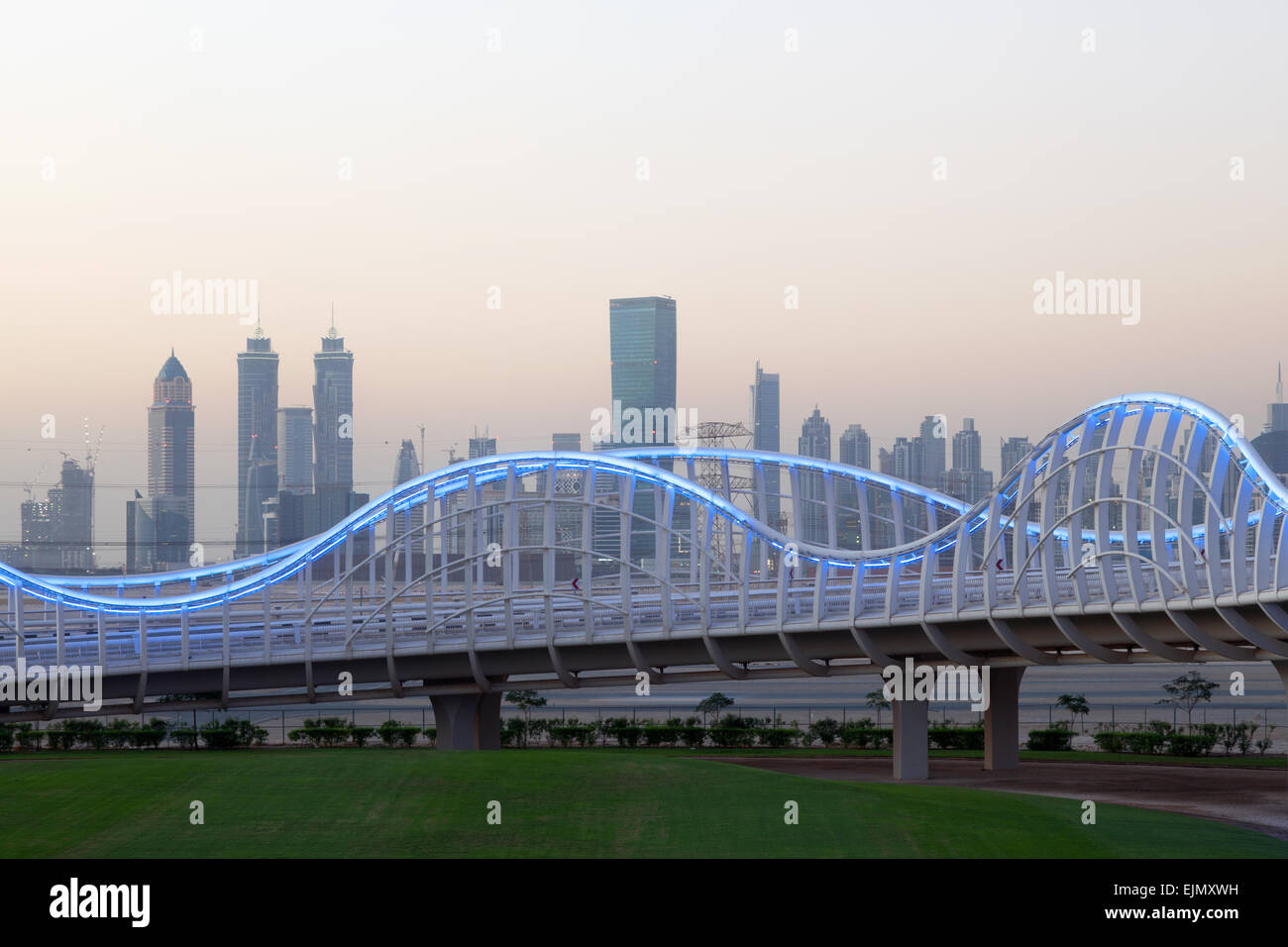 Welle geformt Meydan Brücke in Dubai bei Nacht beleuchtet. 13. Dezember 2014 in Dubai, Vereinigte Arabische Emirate Stockfoto