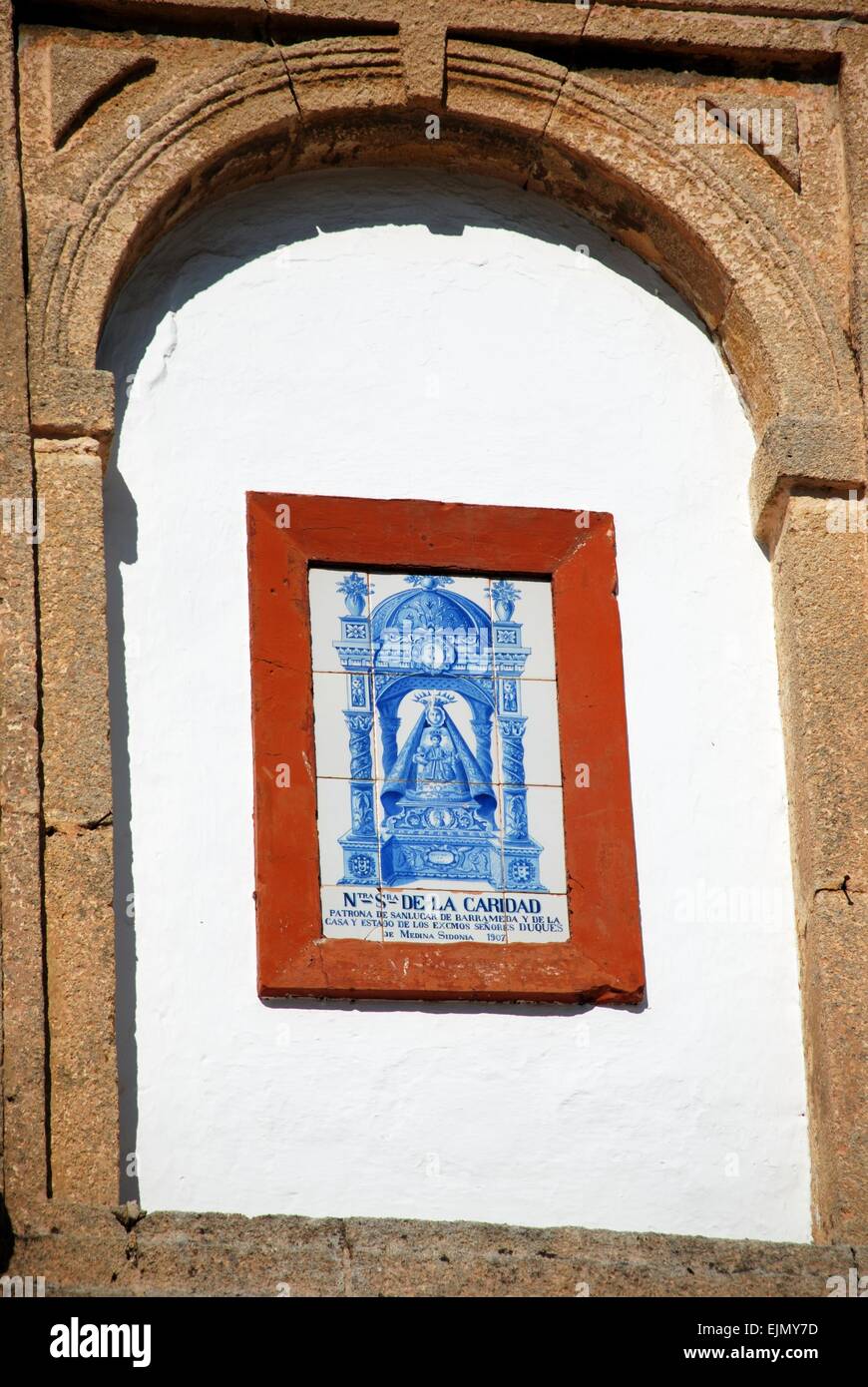 Name-Plakette an der Wand der spanischen Kirche (Iglesia Neustra Senora De La Caridad), Sanlucar de Barrameda, Spanien. Stockfoto