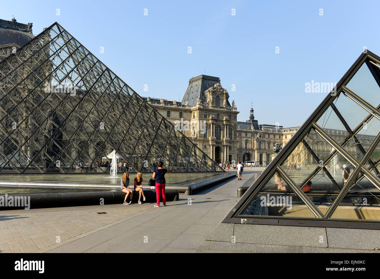 Glaspyramide im innenhof des louvre Fotos und Bildmaterial in hoher