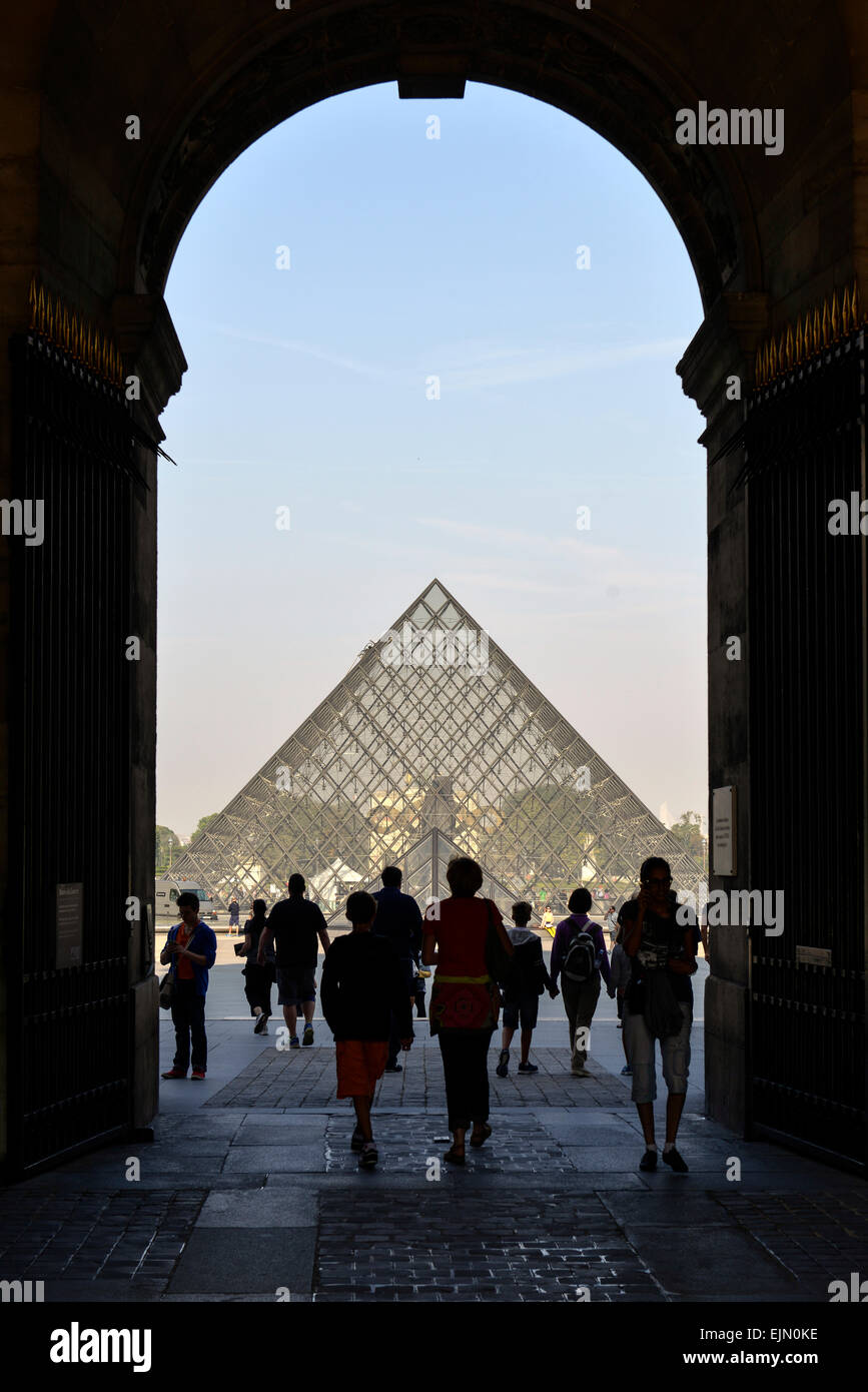 Glaspyramide Im Innenhof Des Palais Du Louvre Fotos Und Bildmaterial 
