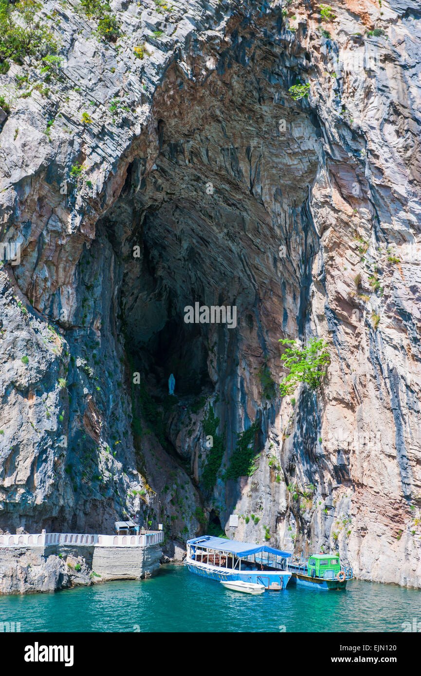 Kleine Touristenboot in einer Höhle am Koman-Stausee, Balkan, Albanien Stockfoto