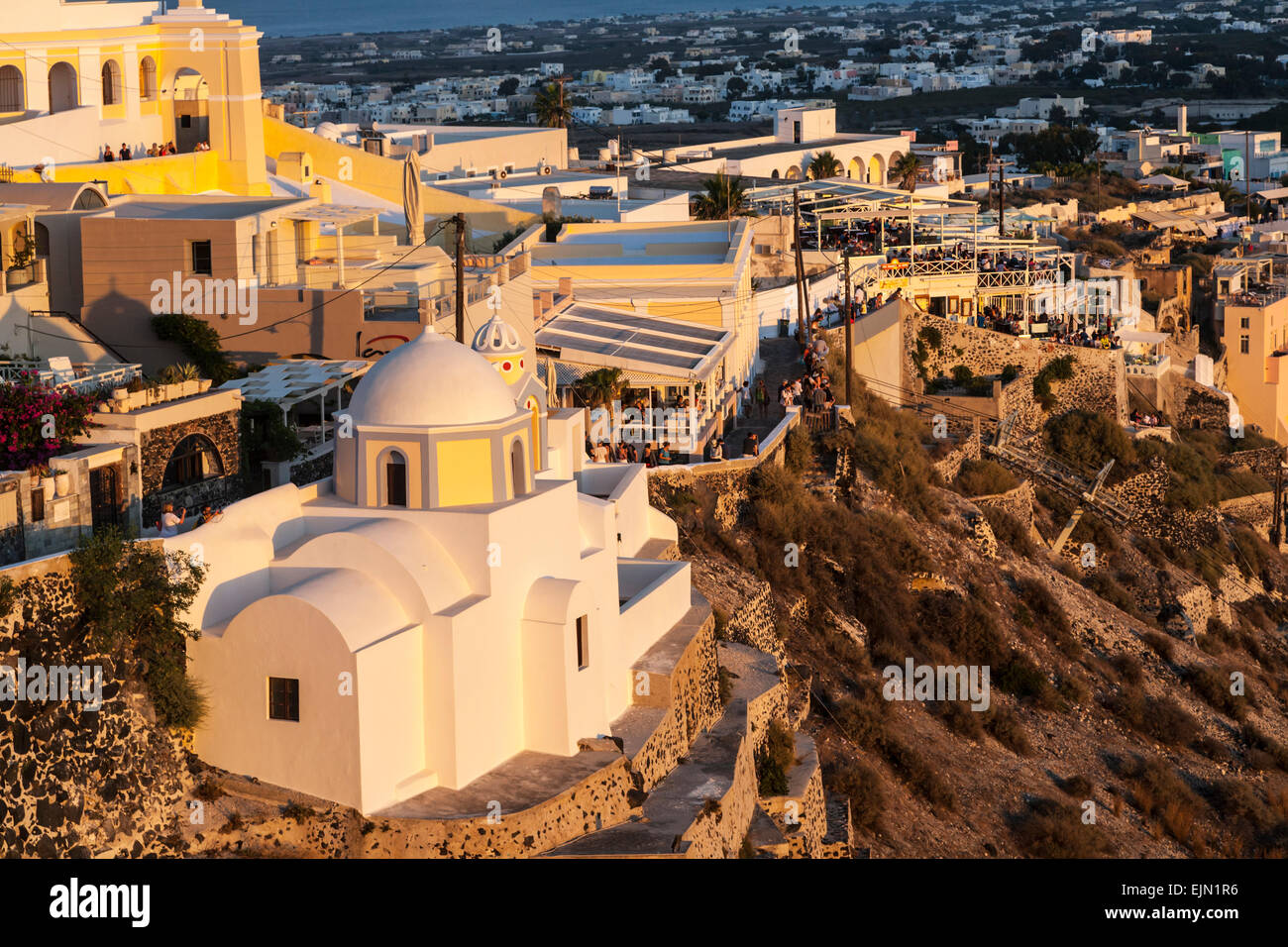 Am Abend kleine griechisch-orthodoxe Kirche erschossen bei Sonnenuntergang, Fira, Santorini (Thira) Griechenland. Stockfoto