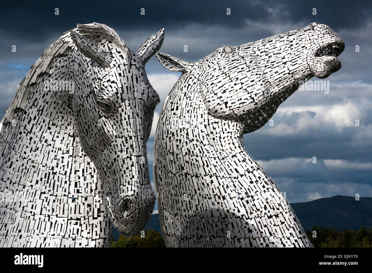 Die Kelpies Skulptur von Andy Scott, Pferde zwei riesige Köpfe Skulpturen aus Edelstahl, The Helix, Schottland. Stockfoto