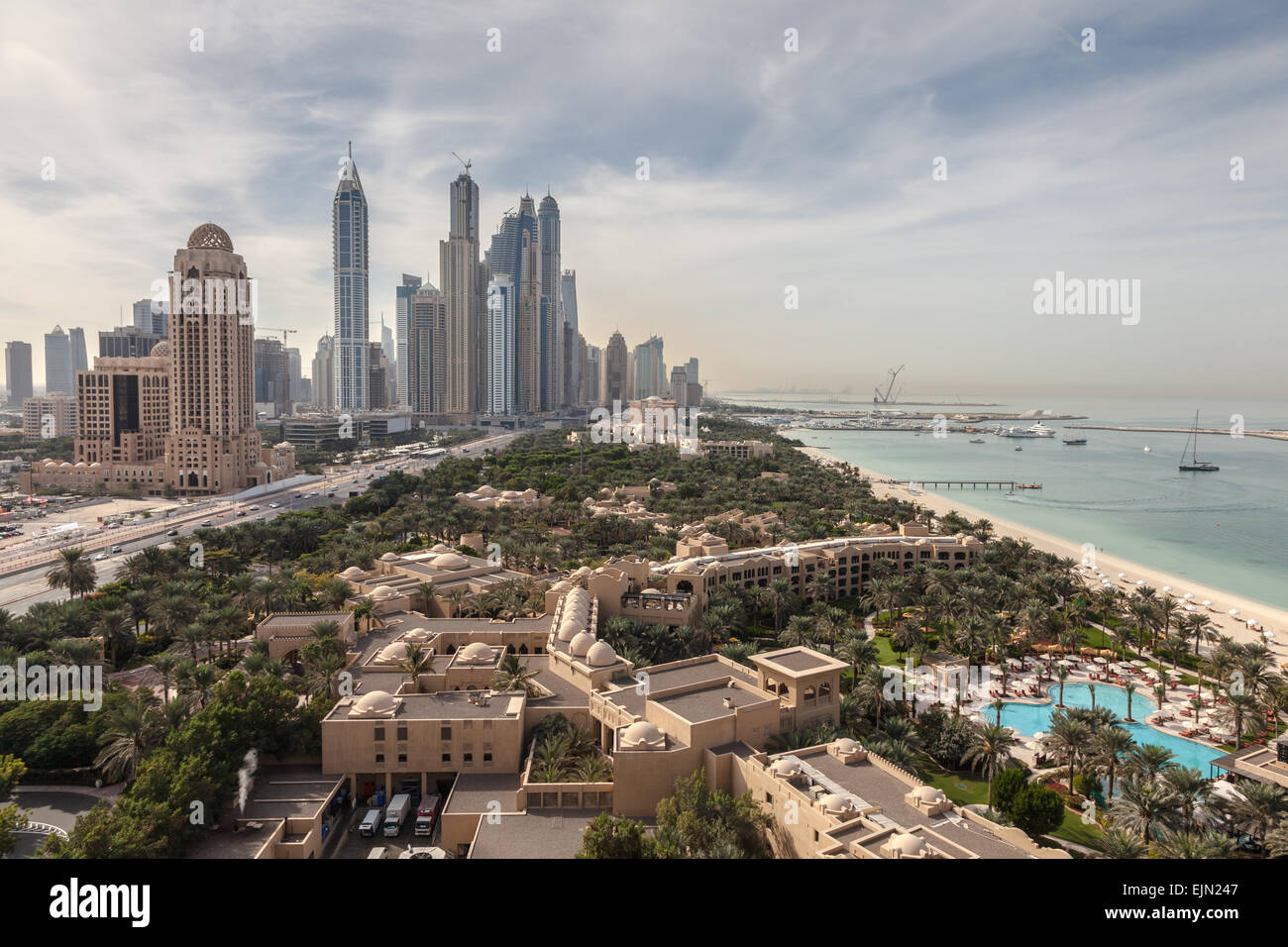 Dubai Marina Wolkenkratzer und Arabian Gulf Coast in Dubai, Vereinigte Arabische Emirate Stockfoto
