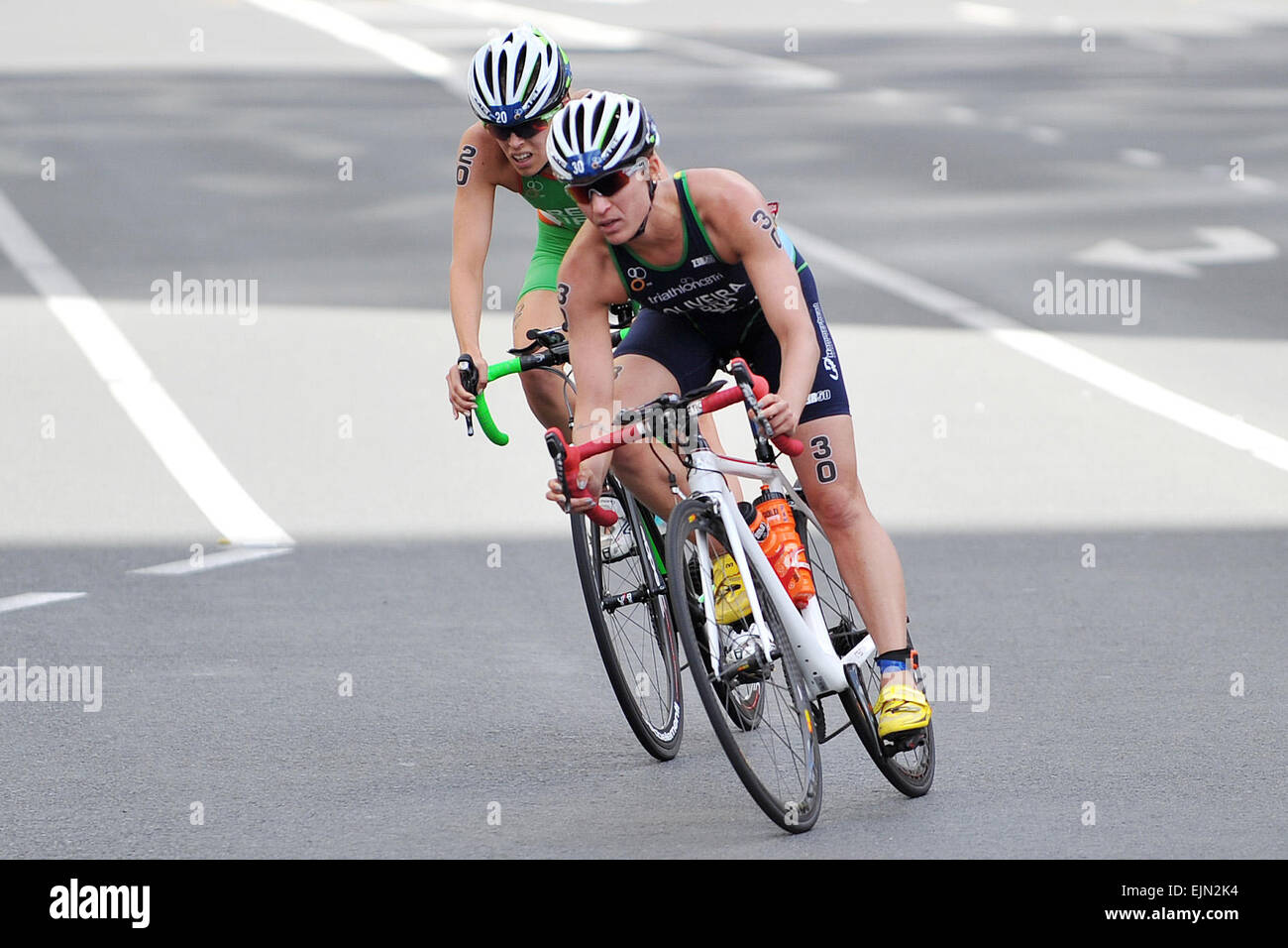 Auckland, Neuseeland. 29. März 2015. Aileen Reid (Irland, IRL) und Pamella Oliveira (Brasilien, BH), L-R, während der Bike-Bühne an der 2015 International Triathlon Serie Elite Frauen am 29. März 2015 in Auckland, Neuseeland. Bildnachweis: Dpa picture Alliance/Alamy Live News Stockfoto