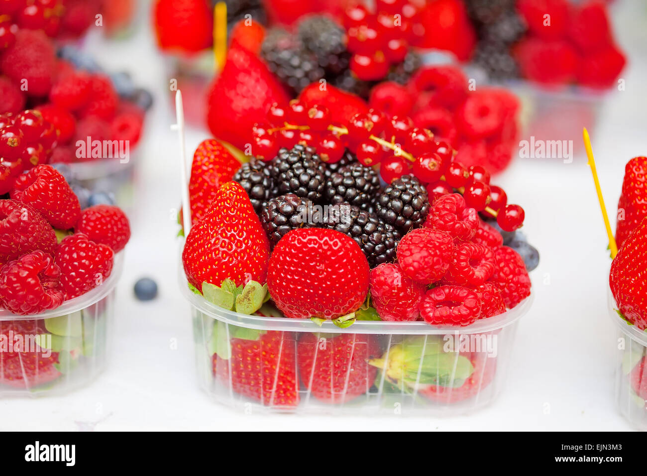 Eine Auswahl an frischen Beeren in einer Box zu verkaufen Stockfoto