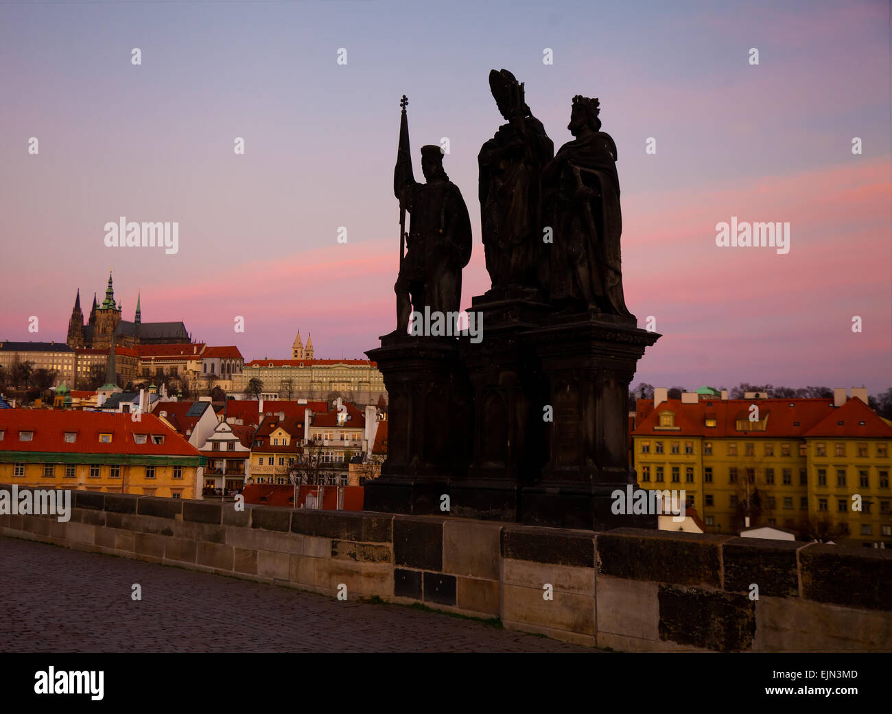 Silhouette der Statuen auf der Karlsbrücke in Prag bei Sonnenaufgang Stockfoto