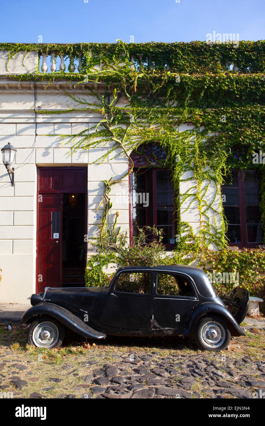 Oldtimer im historischen Viertel von Colonia del Sacramento, Uruguay. Stockfoto