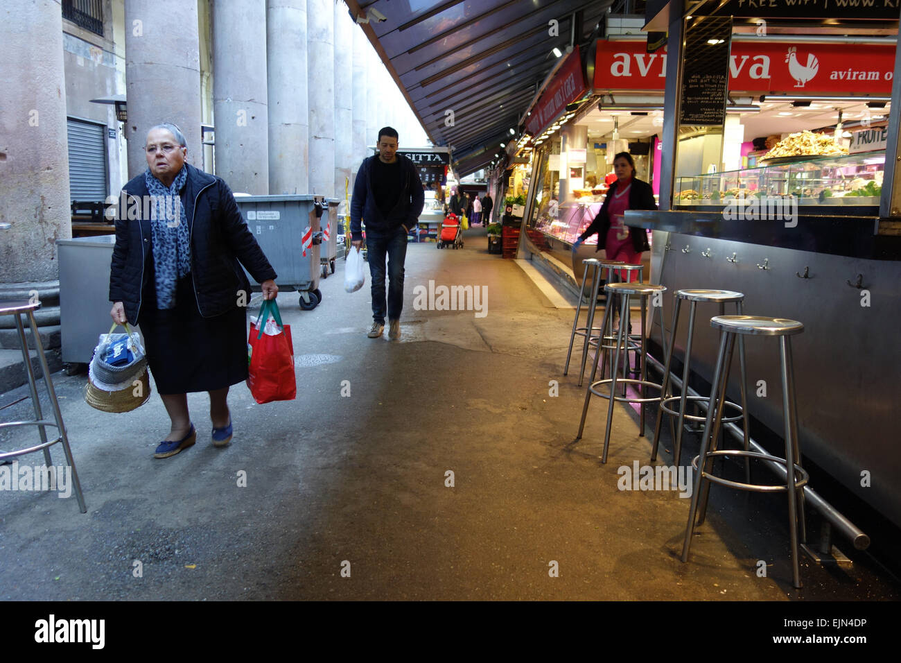 Ältere Frau in la Boqueria-Markt, Barcelona, Katalonien, Spanien Stockfoto