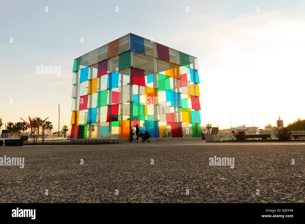 28 März 2015. Eröffnung des Centre Pompidou Malaga, das Centre Pompidou, der Würfel, Pop-up-Museum, Malaga, Andalusien, Spanien. Stockfoto