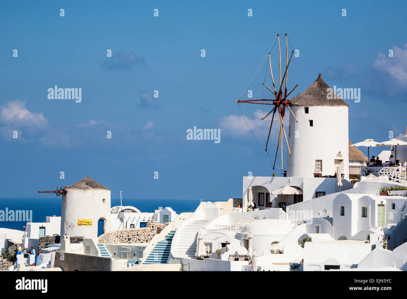 Weiß getünchten Gebäuden einschließlich einer Windmühle, Oia, Santorini (Thira), Griechenland. Stockfoto