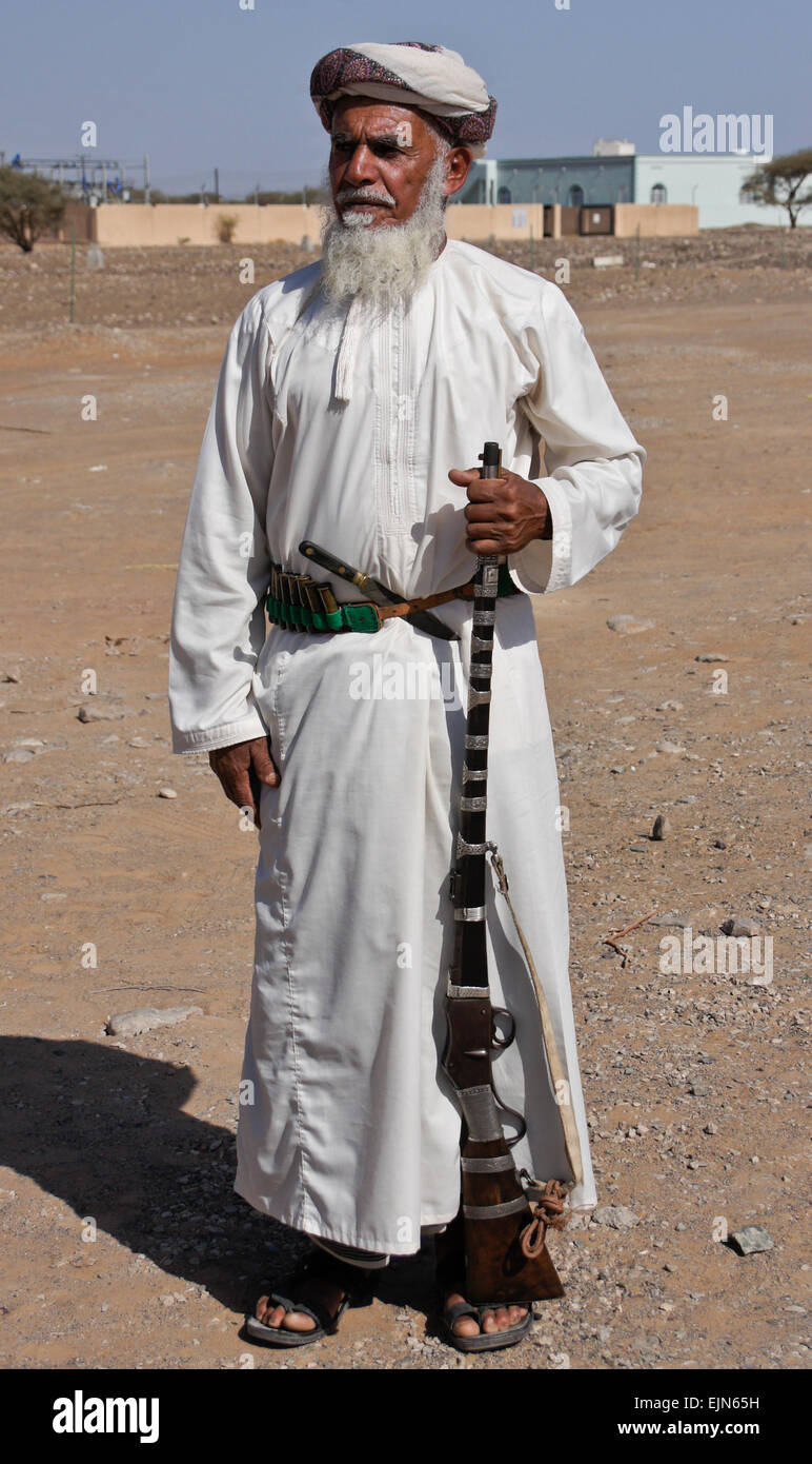 Omanische Mann in traditioneller Kleidung mit Pistole Stockfoto