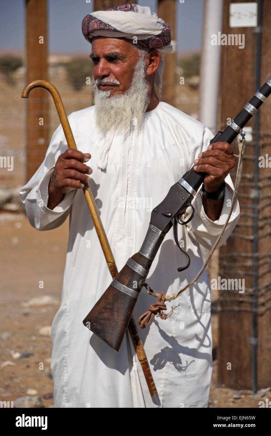 Omanische Mann in traditioneller Kleidung mit Pistole Stockfoto