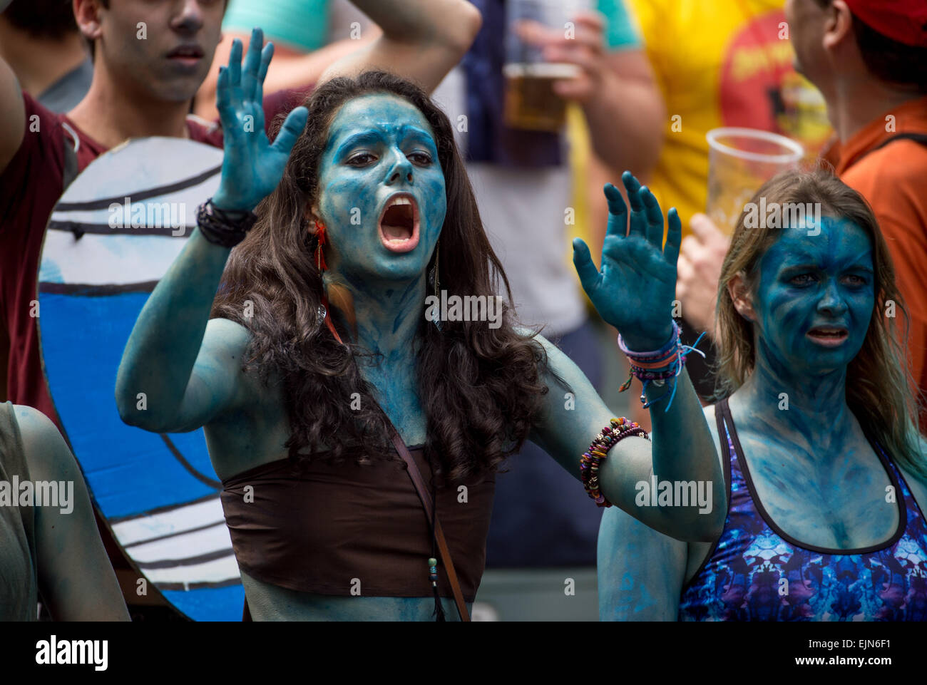 Hong Kong, China. 28. März 2015. Die berühmten Südtribüne im Hong Kong Stadium während der Hong Kong 7er-Rugby-Turnier. Bildnachweis: Jayne Russell/Alamy Live-Nachrichten Stockfoto