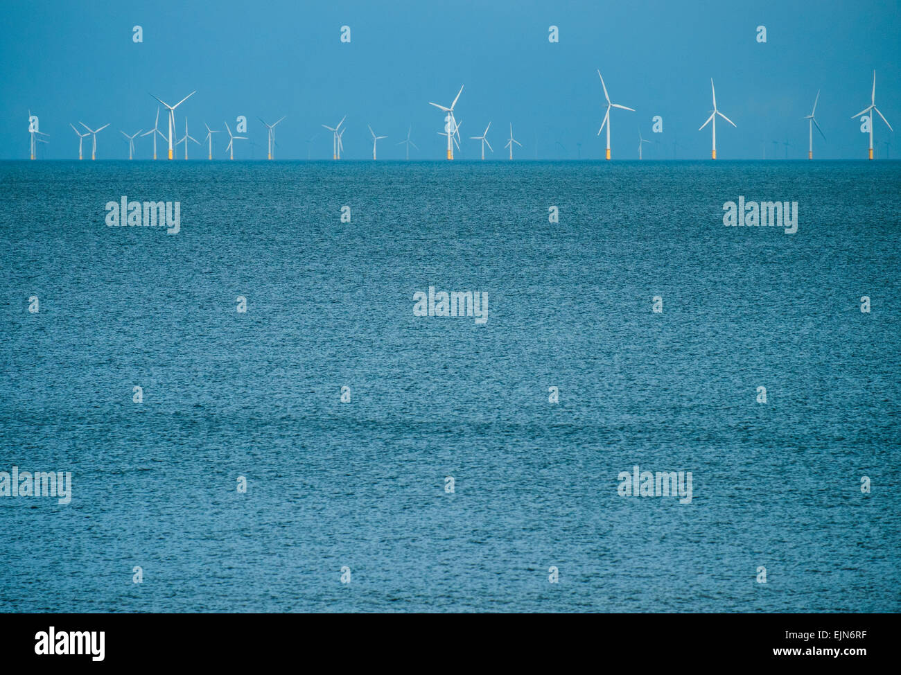 Offshore-Windpark in der irischen See vor der Küste von Llandudno, Wales. Stockfoto