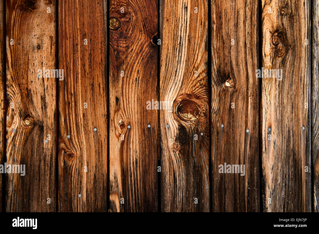 Sehr alt und abgenutzt Holzbohlen mit rostigen Nägeln. Stockfoto