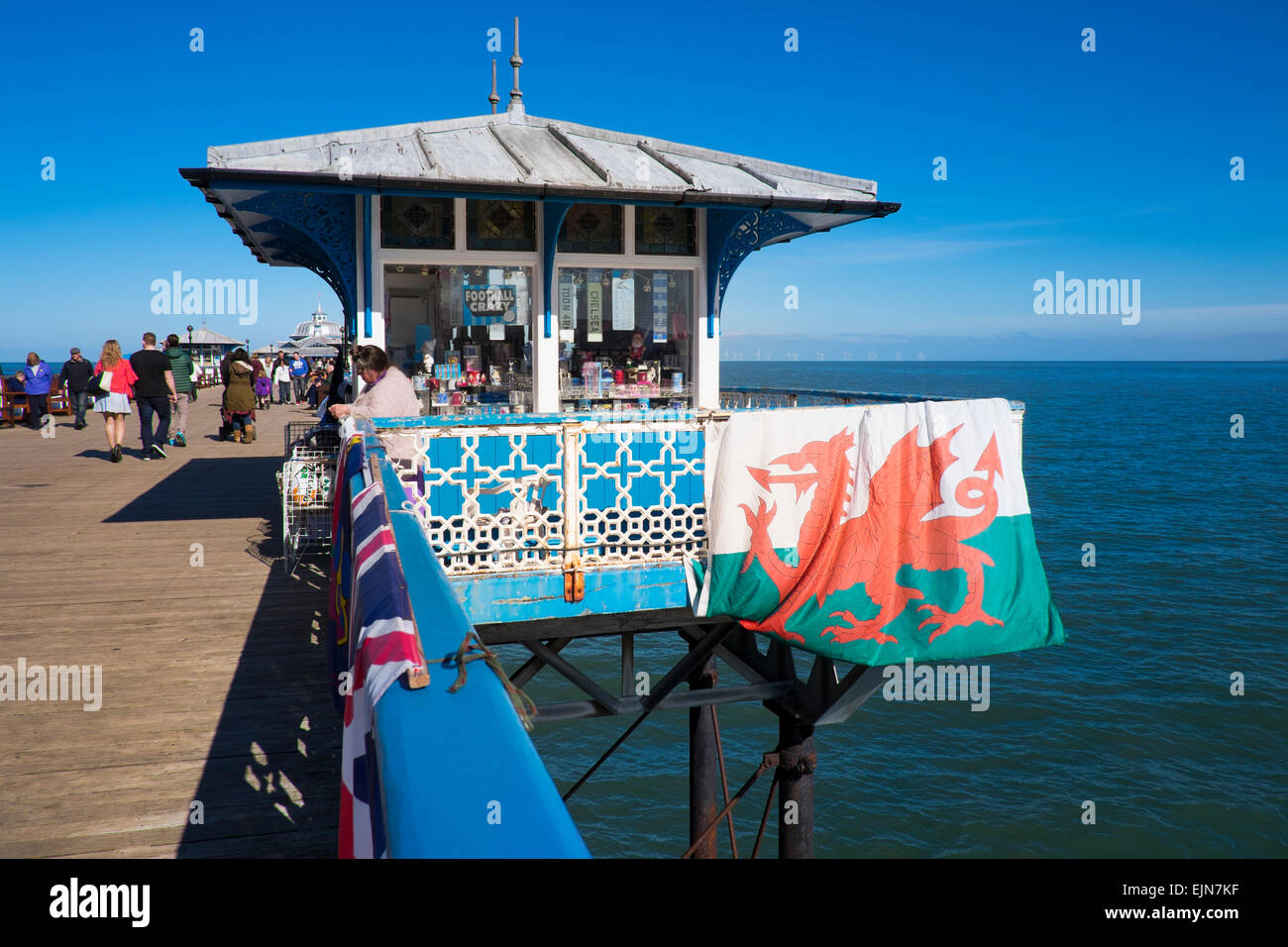 Eine walisische Flagge außerhalb einen Kiosk auf Llandudno Pier, Nordwales angezeigt. Stockfoto