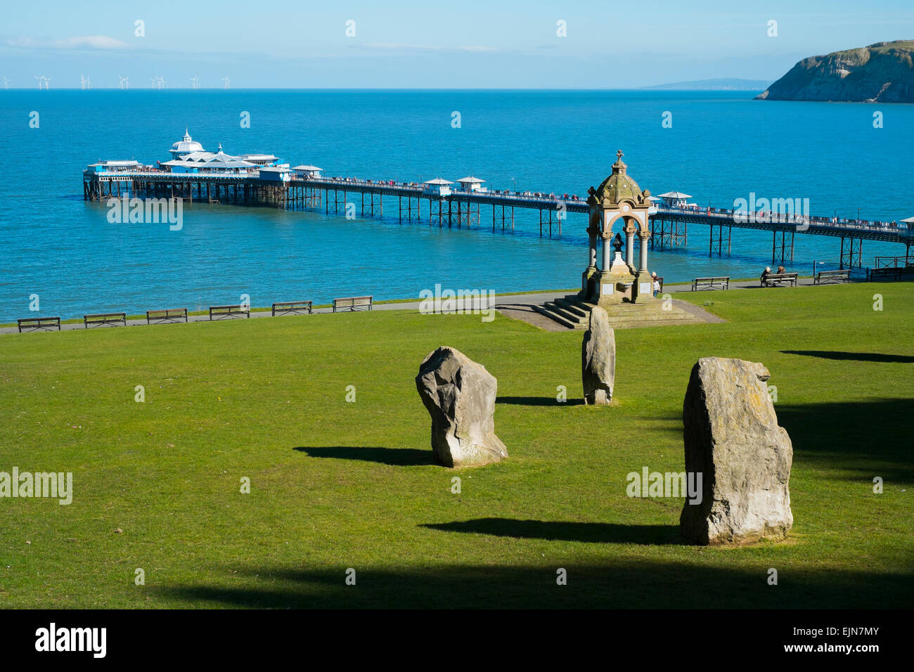 Happy Valley Gardens, stone Circle und Pier, Llandudno, Wales, UK Stockfoto