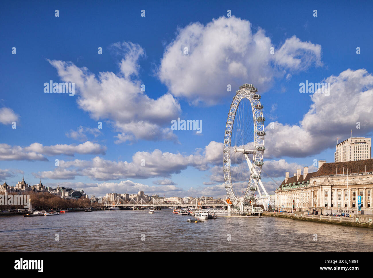 Blick auf die Themse flussabwärts von Westminster Bridge, die Millennium Bridge, London Eye und County Hall. Das London Eye, Stockfoto