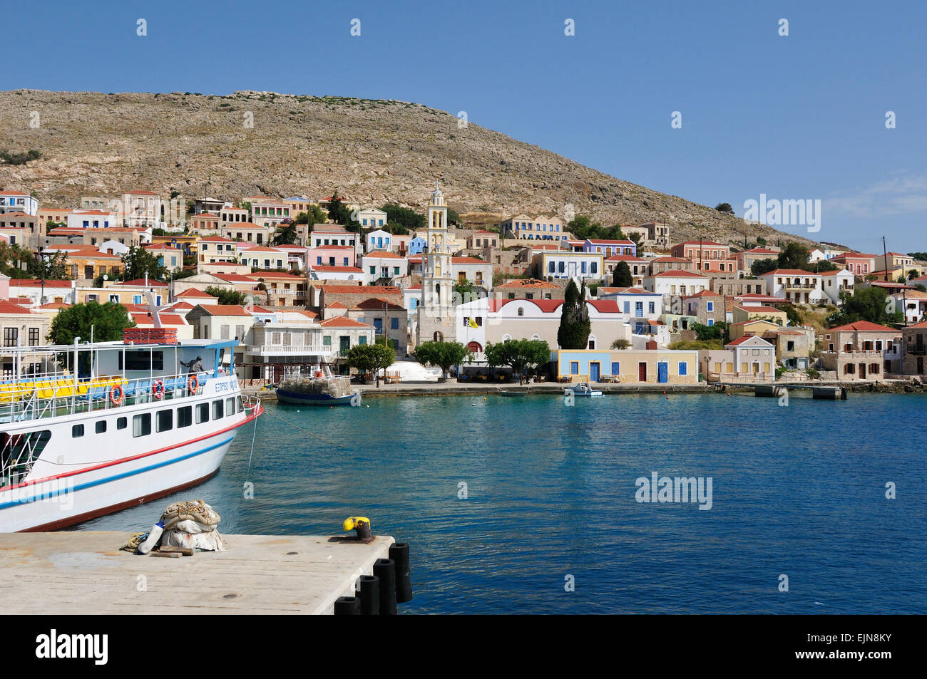 Chalki. Griechenland. Blick auf den Hafen Dorf Emporio. Stockfoto