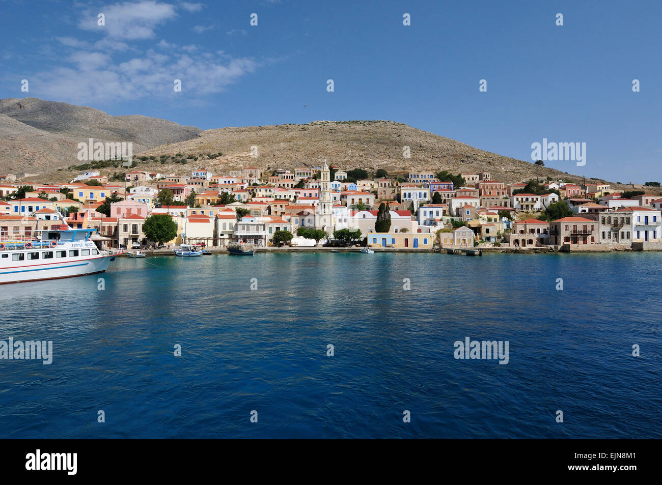 Chalki. Griechenland. Blick auf den Hafen Dorf Emporio. Stockfoto